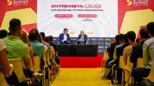 MADRID, 18/06/2025.- Javier Tebas (dcha), presidente de La Liga, en la jornada inaugural del Sports Summit Madrid 2025, que se celebra en las instalaciones de IFEMA.