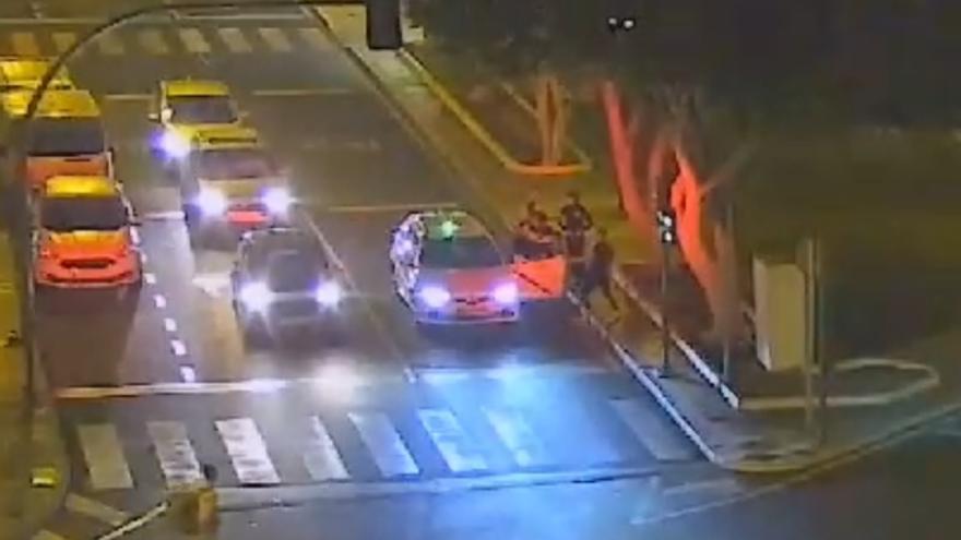 Una banda de cinco jóvenes pegan una paliza a un taxista y a un transeúnte para robarles y a los días apuñalan a un okupa en Lanzarote