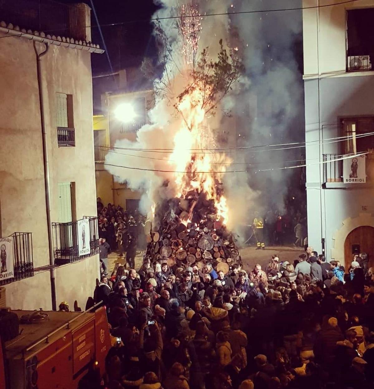 El encendido de la monumental hoguera en uno de los momentos cumbre de las celebraciones.