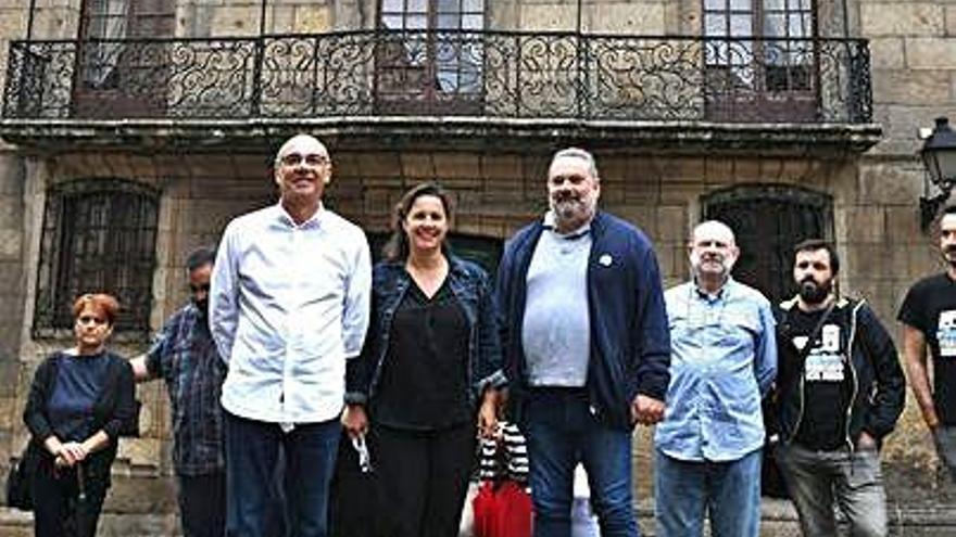 Ana Miranda, con miembros del BNG, ante la Casa Cornide.