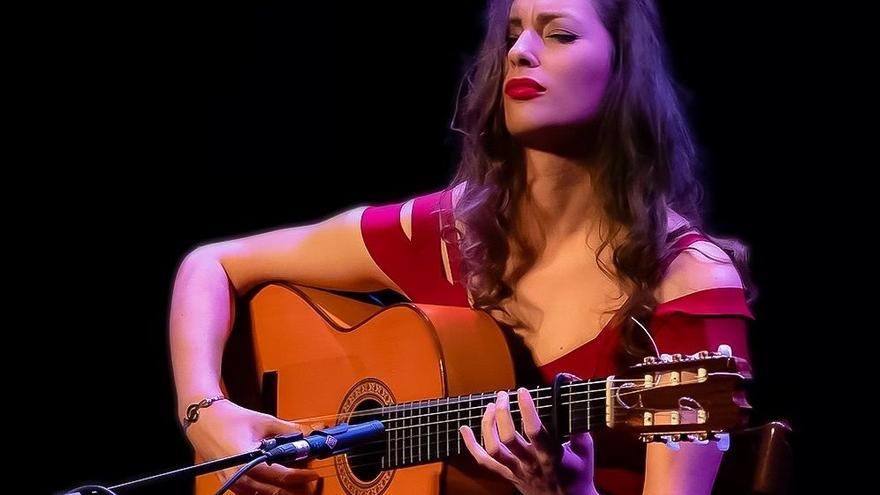 Mercedes Luján, la guitarrista que rompe barreras en el flamenco con un espectáculo 100% femenino