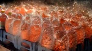 L’anunci de SodaStrem mostra com exploten ampolles de refresc d’altres companyies.