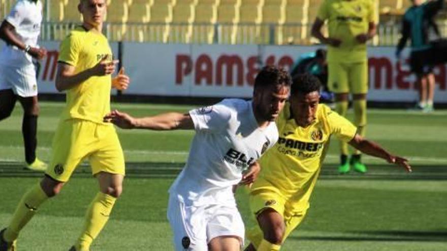 Una acción del partido jugado ayer en la Ciudad Deportiva del Villarreal.