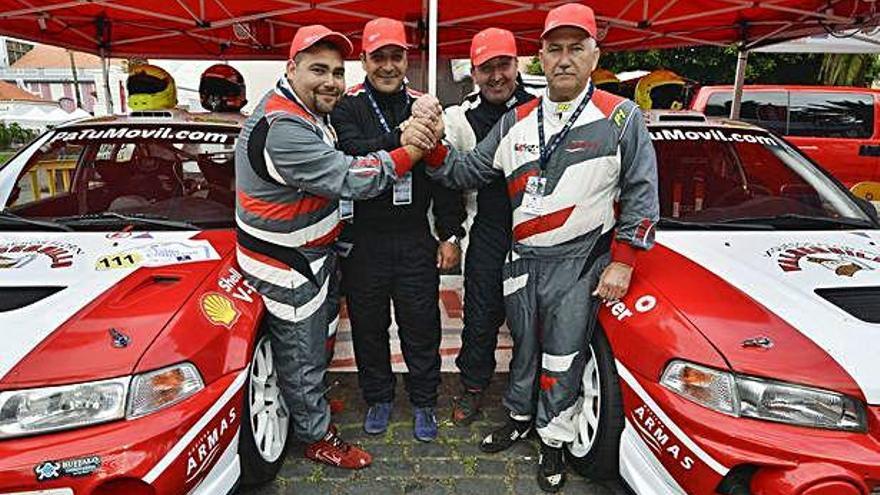 Toni Afonso, Jonay Miranda, Andrés Miranda y Antonio Afonso, junto a sus respectivos Mitsubishi, ayer.