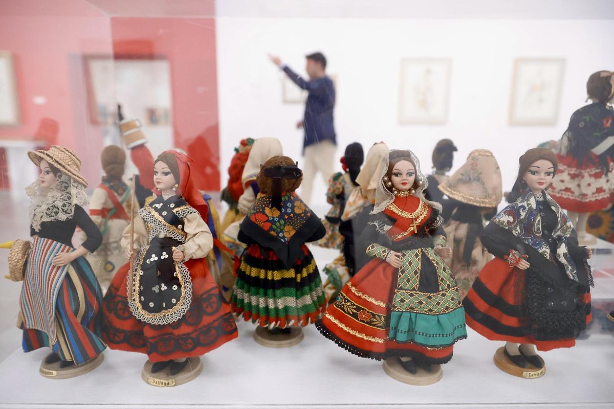 Piezas de artesanía con diferentes trajes regionales.