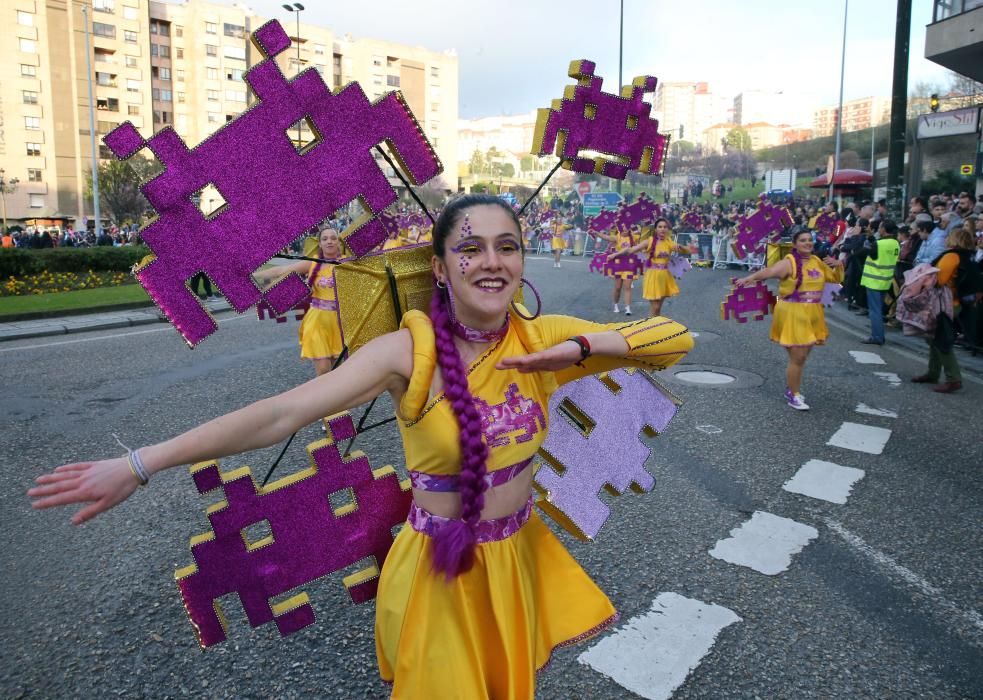 Miles de personas se congregan en el centro de la ciudad para seguir la marcha de las 28 agrupaciones que desfilaron entre Isaac Peral y la Porta do Sol.