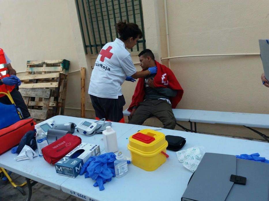 La embarcación ha llegado a la costa a las 8.00 horas y los ocupantes de la embarcación han sido trasladados al cuarte de la Guardia Civil