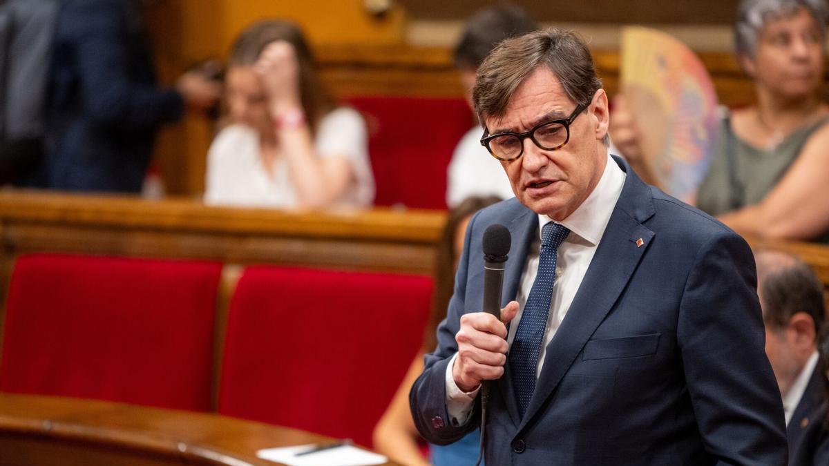 17/06/2026 El president de la Generalitat de Catalunya, Salvador Illa, durante una sesión de control al Govern, en el Parlament de Catalunya, a 17 de junio de 2026, en Barcelona, Catalunya (España). Además de sesión de control al presidente de la Generalitat, Salvador Illa, y a los consellers, se debate el proyecto de ley para la erradicación del amianto y la proposición de ley de reconocimiento del Institut d'Estudis Catalans como Acadèmia Nacional, impulsada por PSC-Units, Junts, ERC, Comuns y CUP. POLITICA Lorena Sopêna - Europa Press