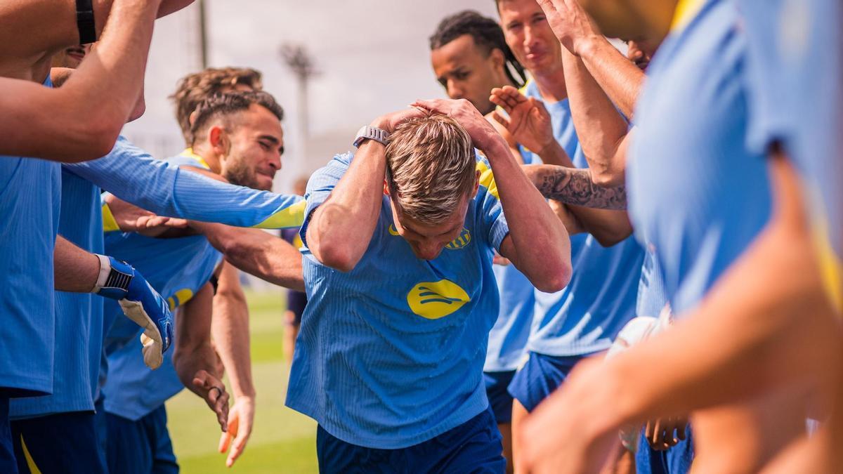 Dani Olmo recibe un pasillo por su cumpleaños.