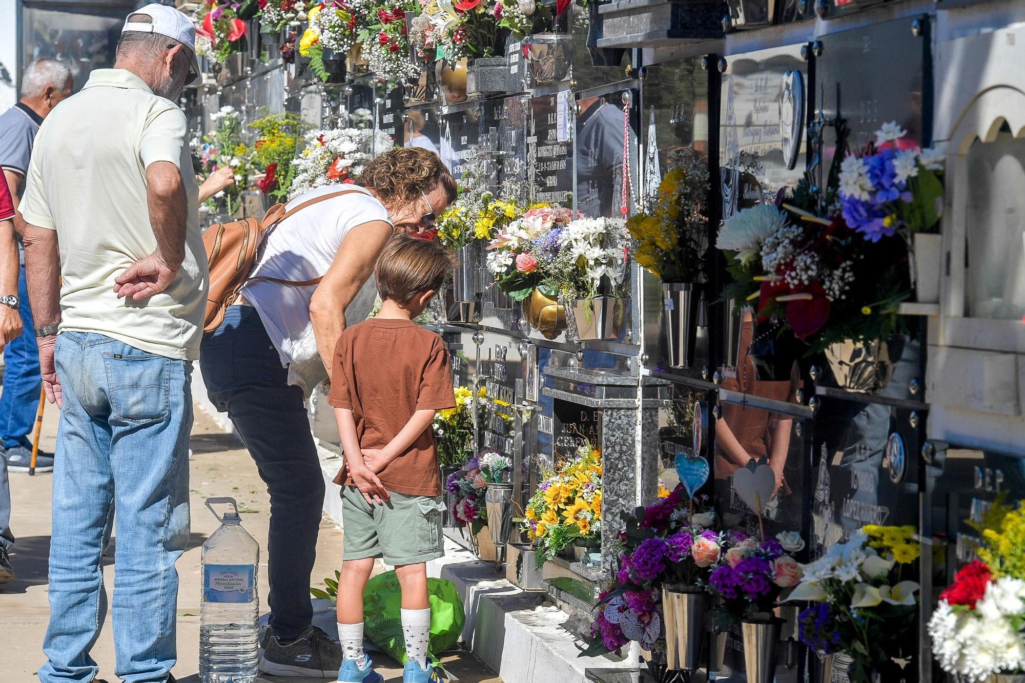 Día de Todos los Santos en cementerios de Gran Canaria