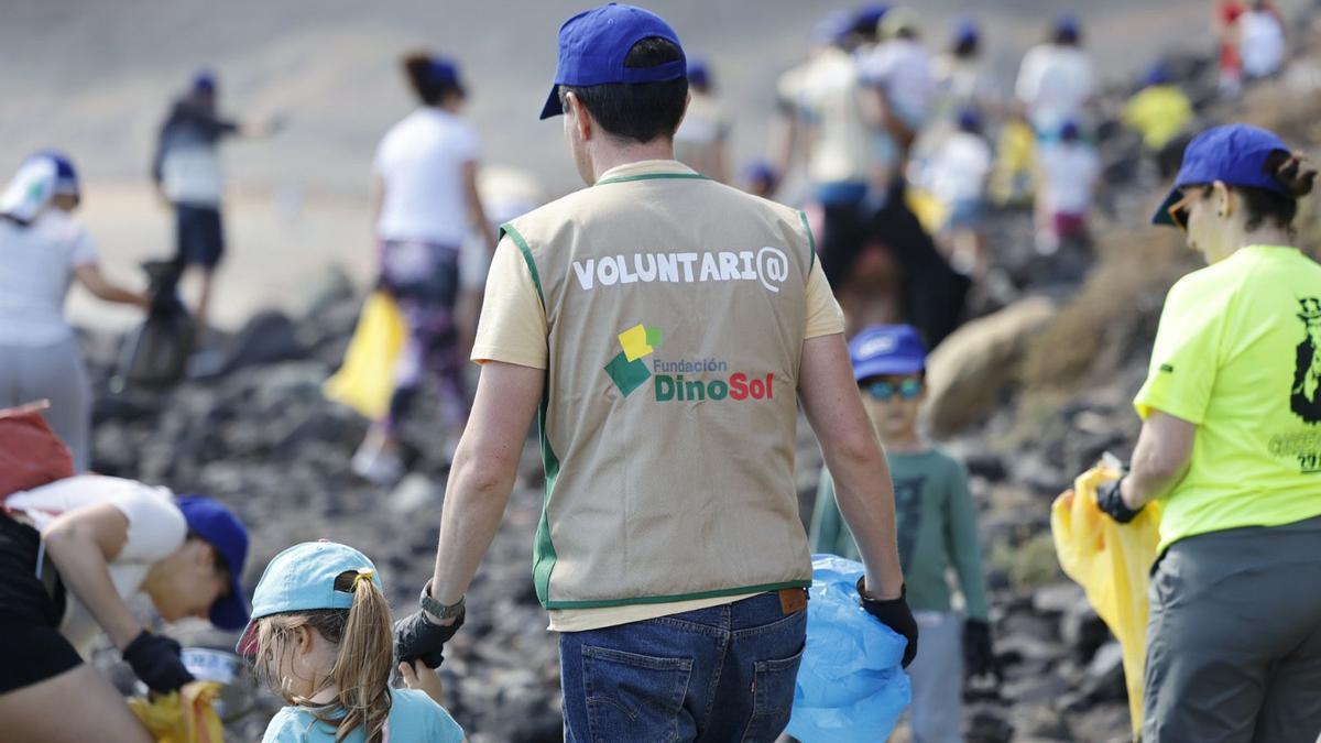 Acción de limpieza de playa a cargo de los voluntarios de la Fundación DinoSol.