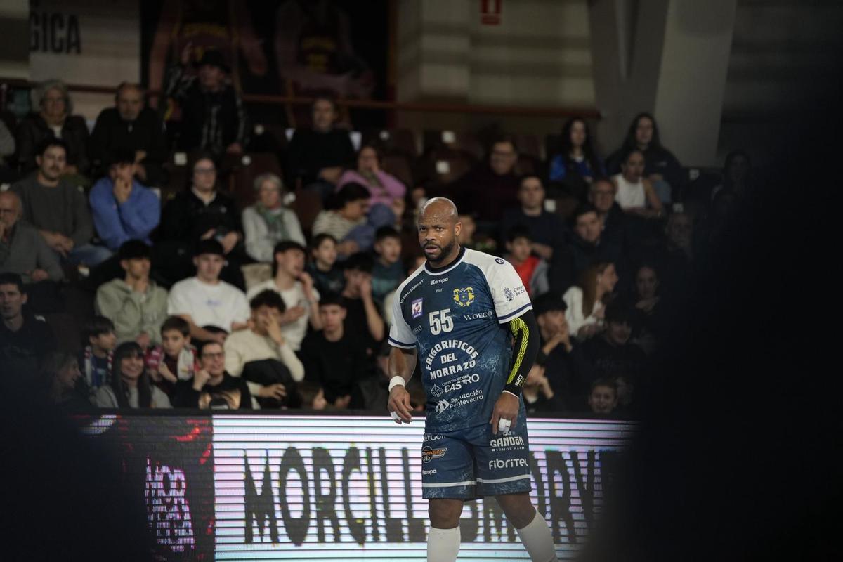 Ángel Rivero durante un momento del partido de este sábado en León entre el Ademar y el Frigoríficos del Morrazo.