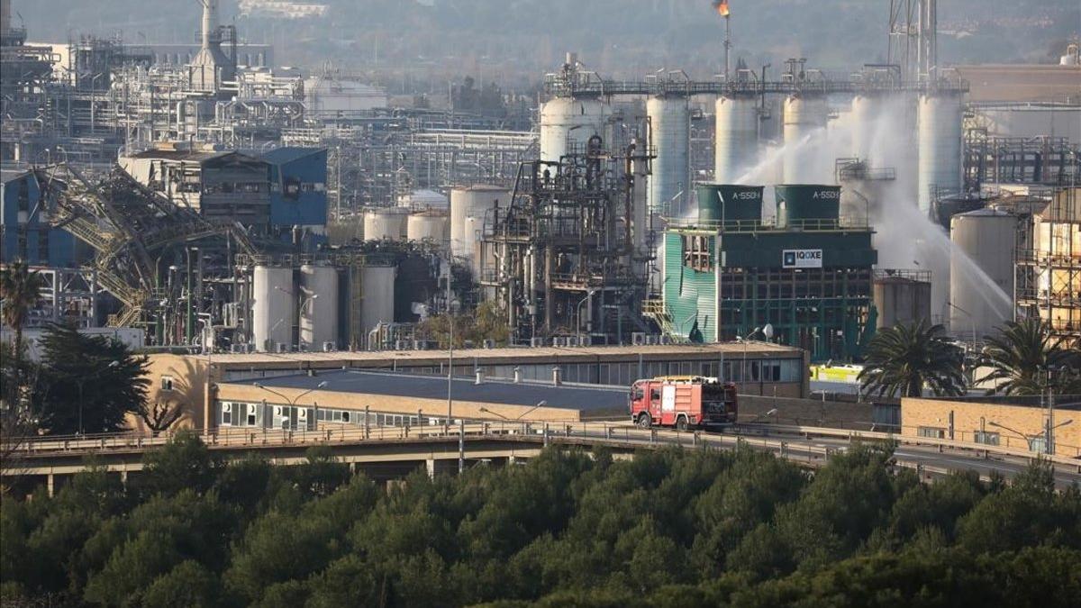 Los bomberos trabajan en la extinción del incendio tras la explosión en la petroquímica de Tarragona