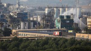 Los bomberos trabajan en la extinción del incendio tras la explosión en la petroquímica de Tarragona.