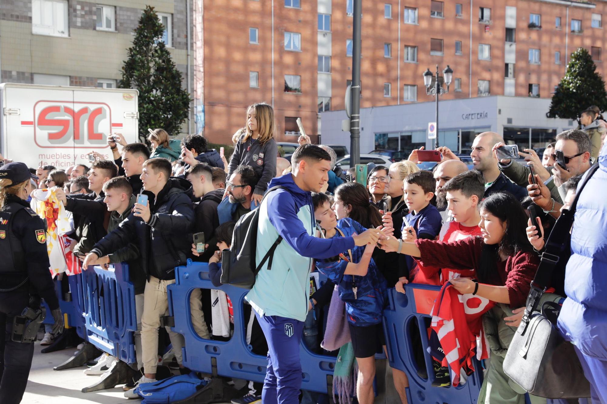 El Atlético de Madrid ya está en Oviedo: el Cholo, aclamado a su llegada por cientos de hinchas