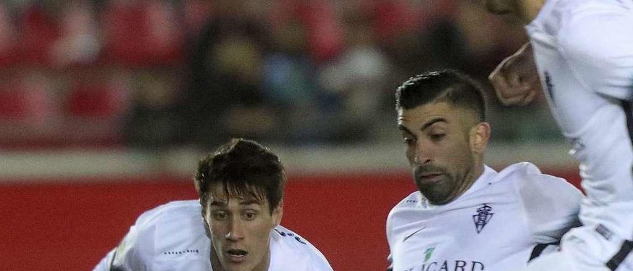 Santos y Pablo Pérez intentan alcanzar un balón en Los Pajaritos.