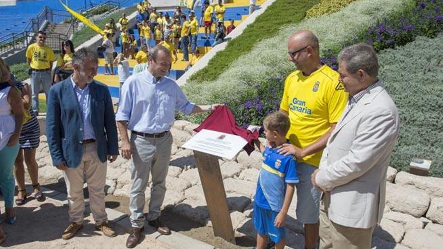 El Ayuntamiento homenajea a la afición de la UD con una placa