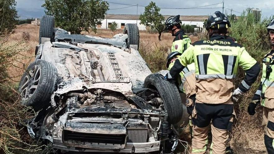 Tres heridos tras salir el coche de la vía y dar varias vueltas de campana