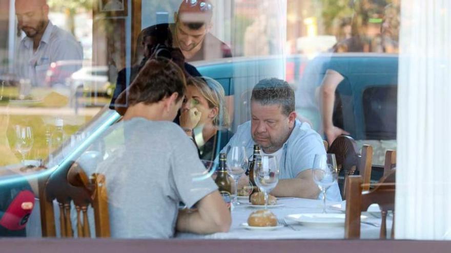 Alberto Chicote, ayer, durante la comida que degustó en una conocida sidrería del barrio de Moreda.