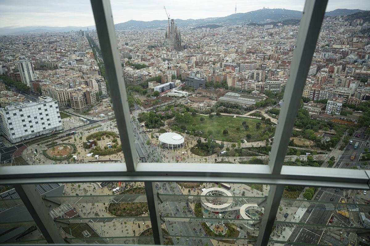 Nueva zona verde  Los vecinos abarrotan las nuevas Glòries en su inauguración a pesar de la lluvia