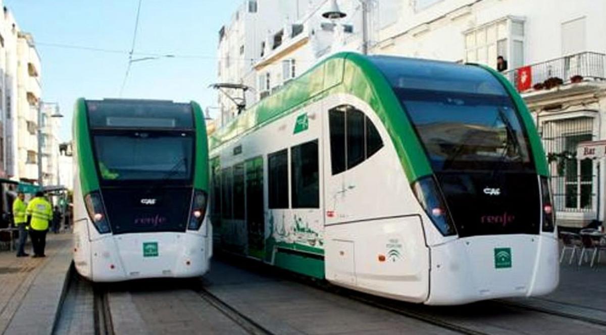 El Cabildo de Tenerife estudia apostar por un tren-tranvía para la línea ferroviaria del Norte, al menos en un primer tramo entre La Laguna y el aeropuerto de Los Rodeos que se ampliaría a Tacoronte. Los trenes-tranvías son más versátiles que los trenes convencionales. Así se ha comprobado en las dos provincias donde funcionan en España: Alicante y Cádiz. La foto pertenece al tren-tranvía de Cádiz. | e.d.
