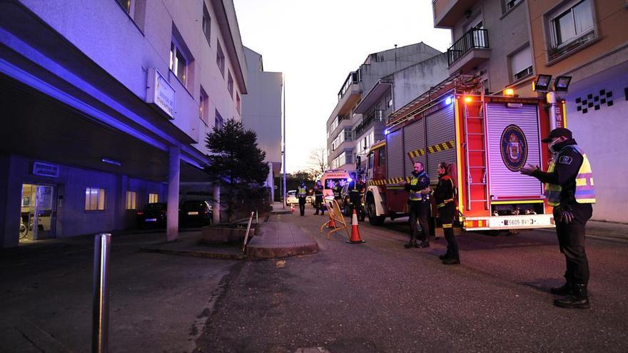 Policía Local, 061 y Emerxencias de A Estrada, a última hora del sábado, homenajeando con su aplauso al centro de salud. // Bernabé /Javier Lalín