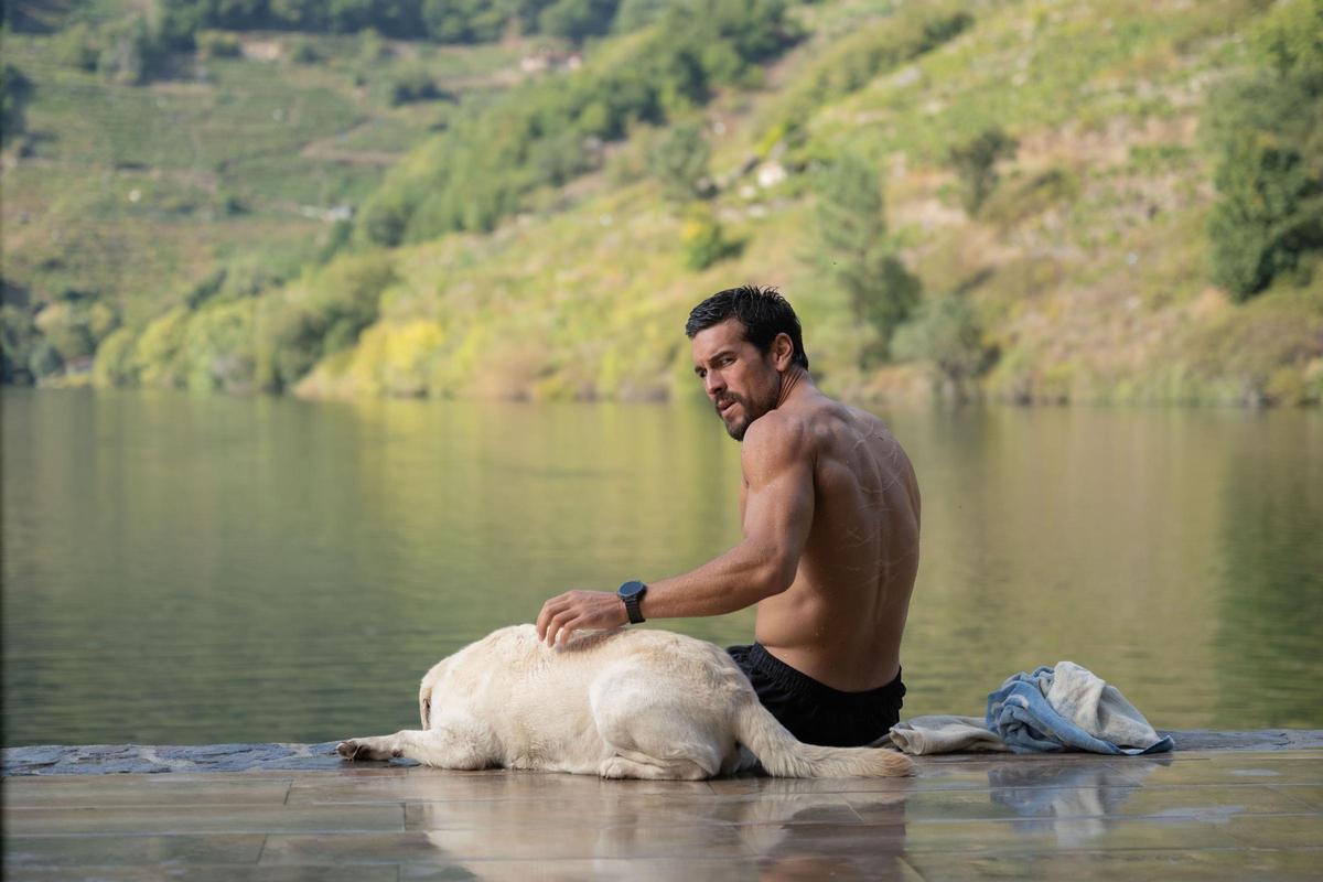 Mario Casas, durante una escena de 'Zeta' situada en la Ribeira Sacra.