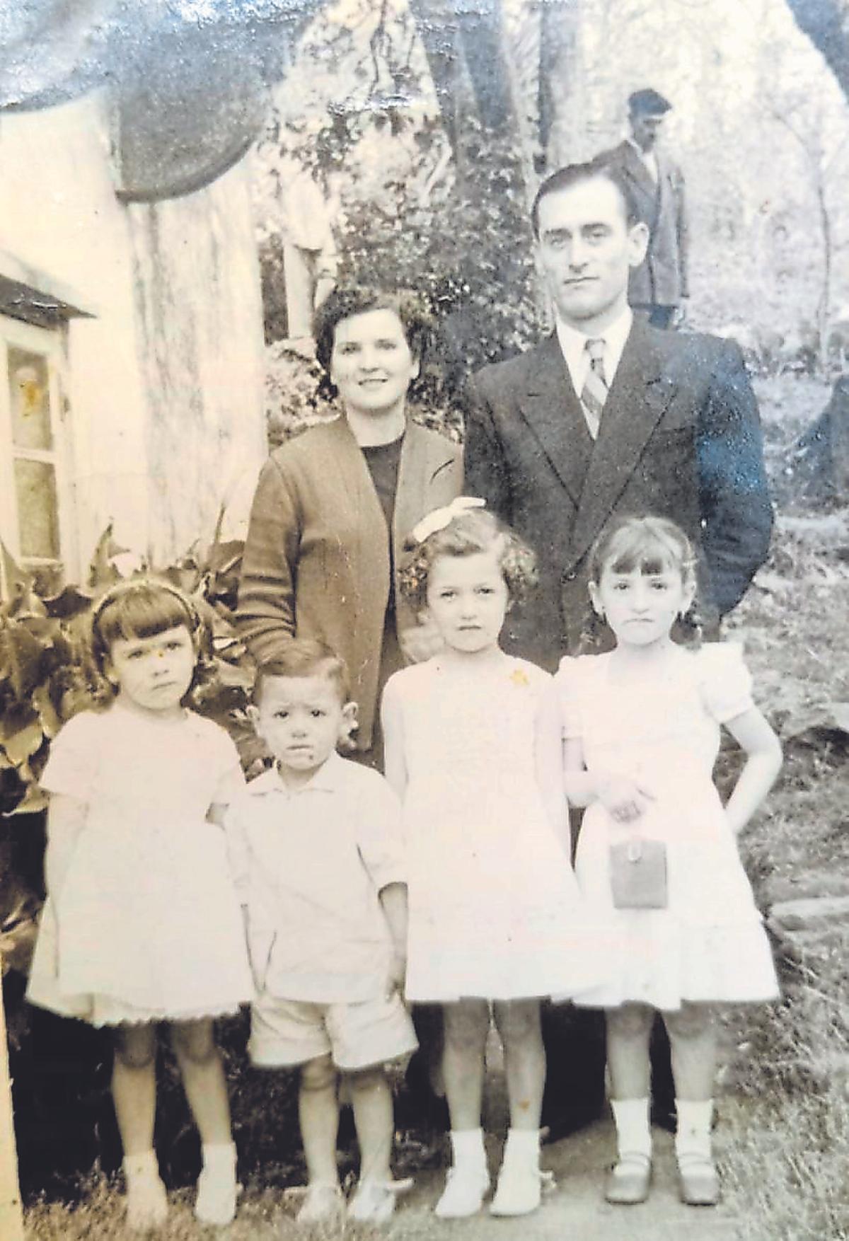 El autor con sus padres, su hermana y sus primas