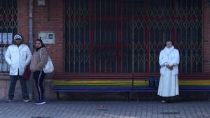 Varias personas esperan desfiando el frío en Cuéllar a que llegue el autobús a Segovia.