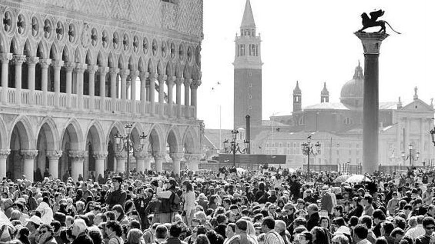 Multitud de turistas en la plaza de San Marcos, en Venecia.  | // EFE