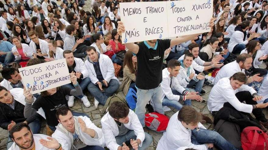 Protesta de los alumnos de Medicina ayer en Santiago. / xoán álvarez