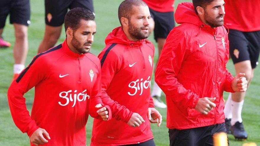 Por la izquierda, Douglas, Lora y Carmona, durante el entrenamiento de ayer en El Molinón.