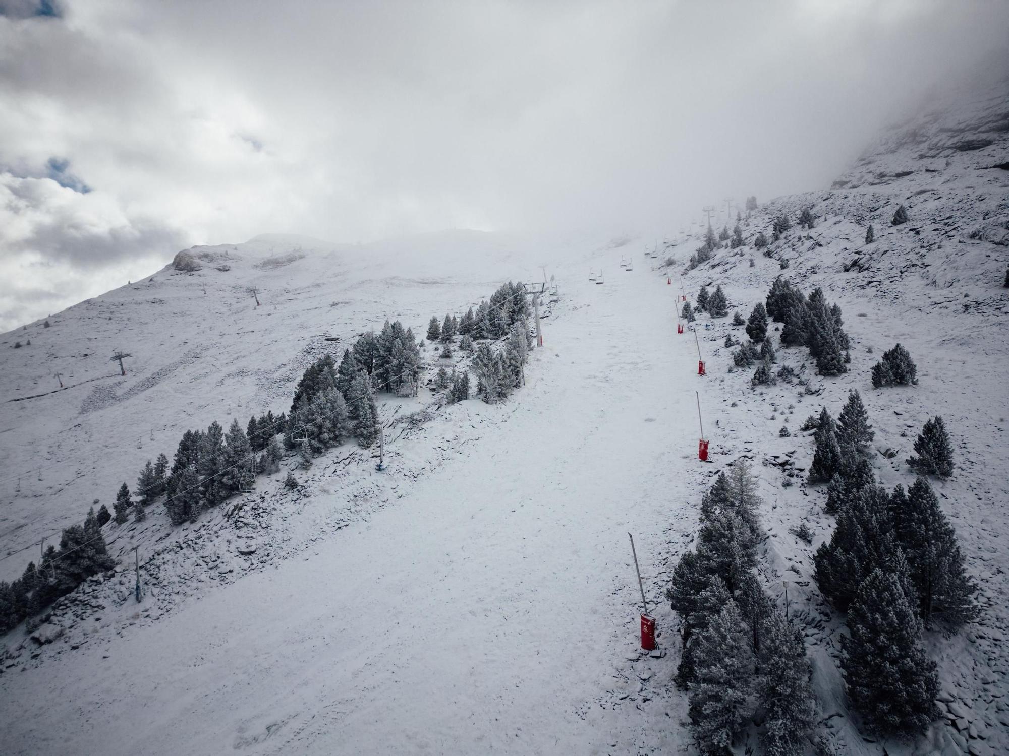 En imágenes | Las estaciones de esquí aragonesas ponen a trabajar los cañones de nieve