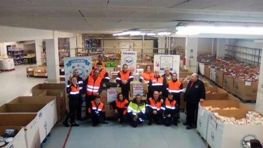 Entrega de la recogida en el Banco de Alimentos. // FdV