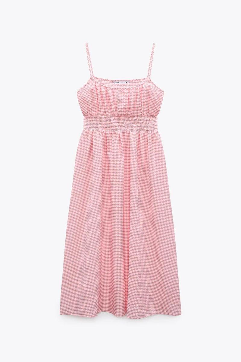 Vestido midi de cuadros vichy, de Zara (29,95 euros)