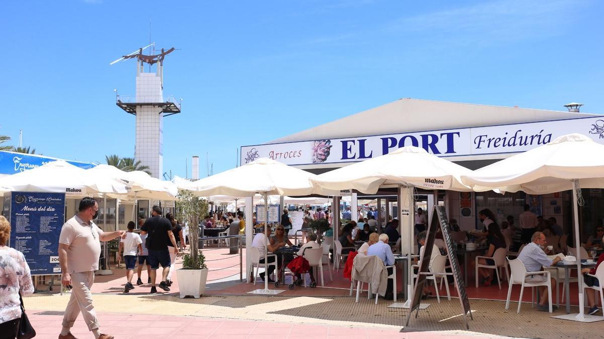 La plaza del Mar del Grao de Castelló, muy concurrida en esta jornada dominical de temperaturas estivales.