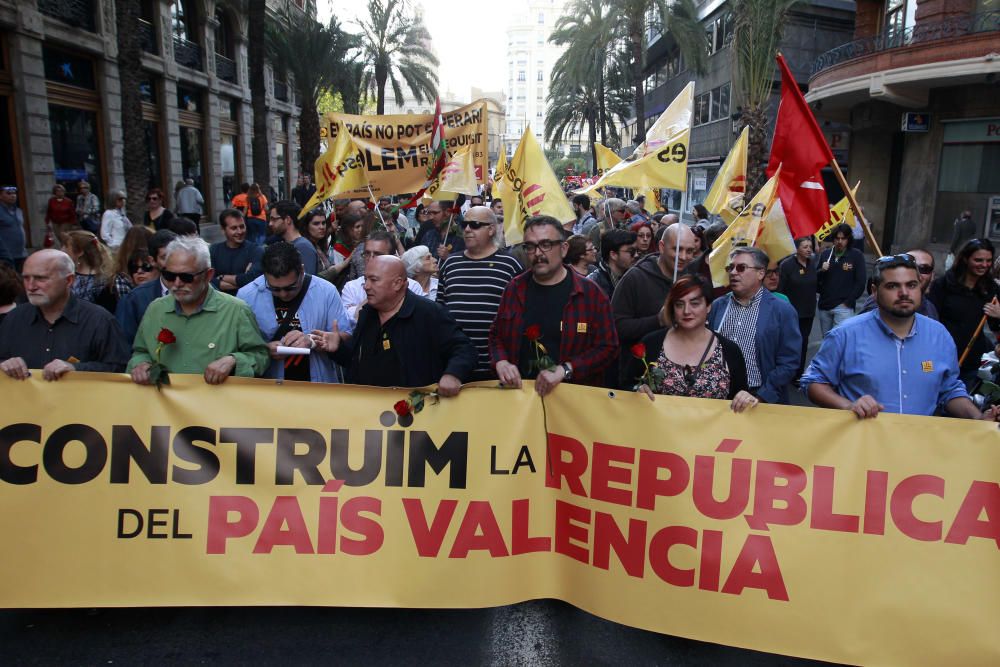 Manifestación en Valencia con motivo del 25 d'Abril