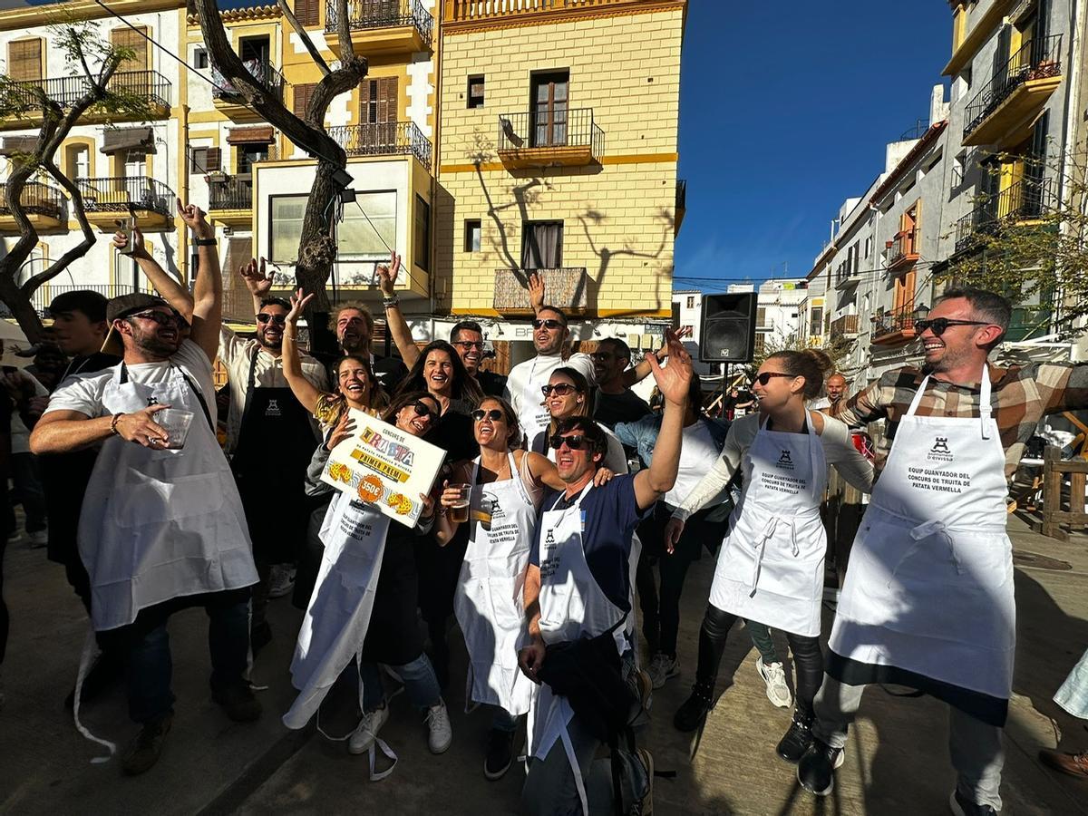 El equipo Es Truitons con el premio del concurso de tortillas