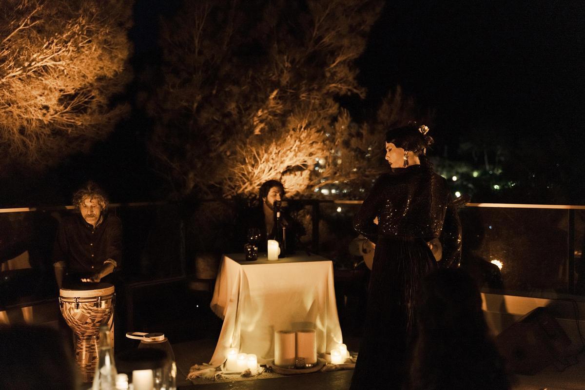El escenario de Lunas de Lunares es NIKO Al Fresco, el rooftop al aire libre de Mondrian Ibiza.