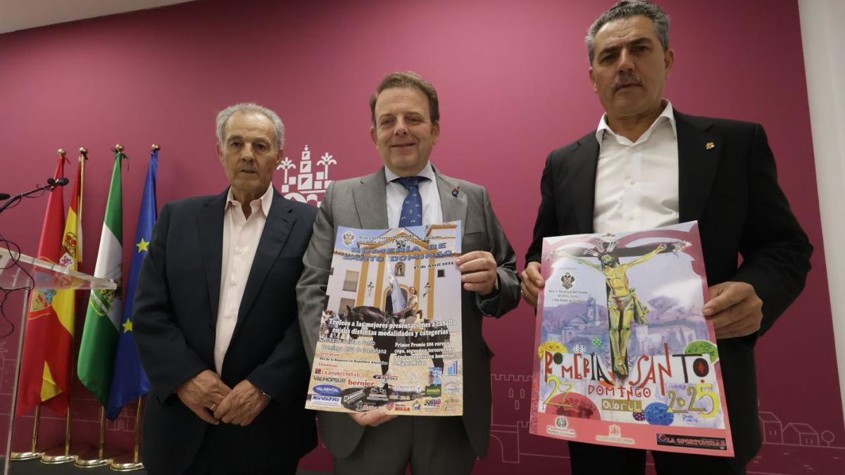 El responsable de Fiestas y Tradiciones del Ayuntamiento de Córdoba, Julián Urbano (c), presenta el cartel de la Romería de Santo Domingo.