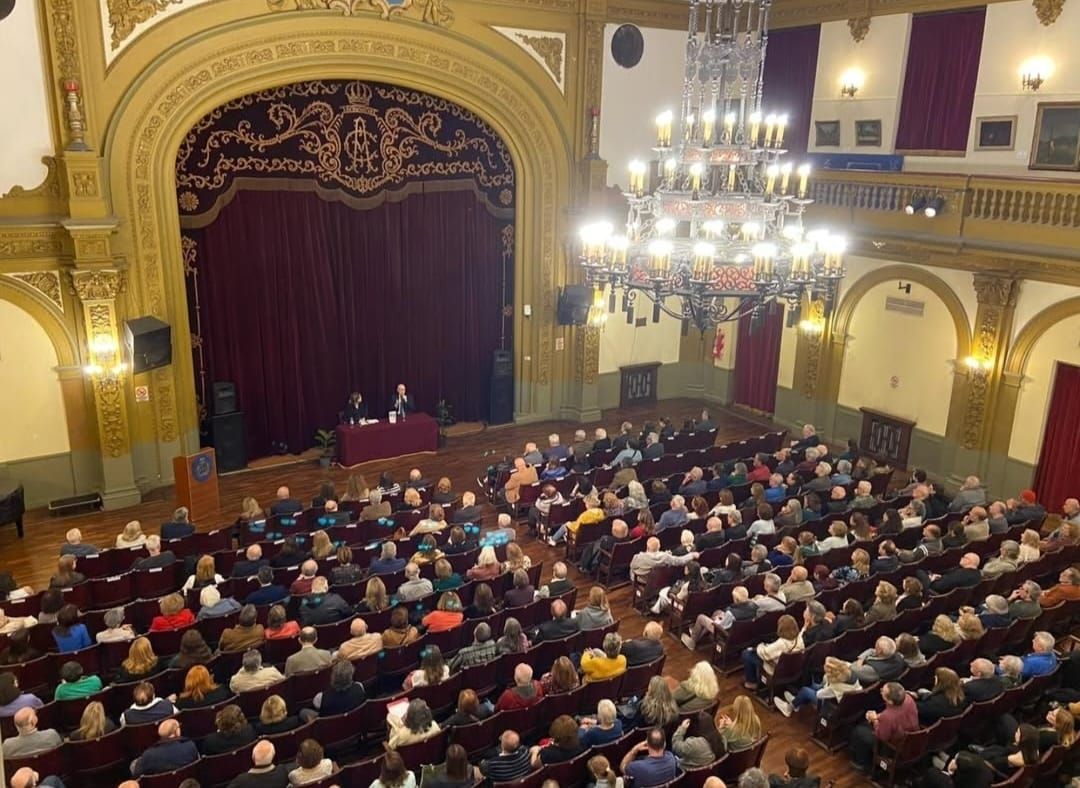 La noche triunfal en Buenos Aires del escritor astur-argentino del momento: hasta Pérez Reverte acudió a aplaudirle