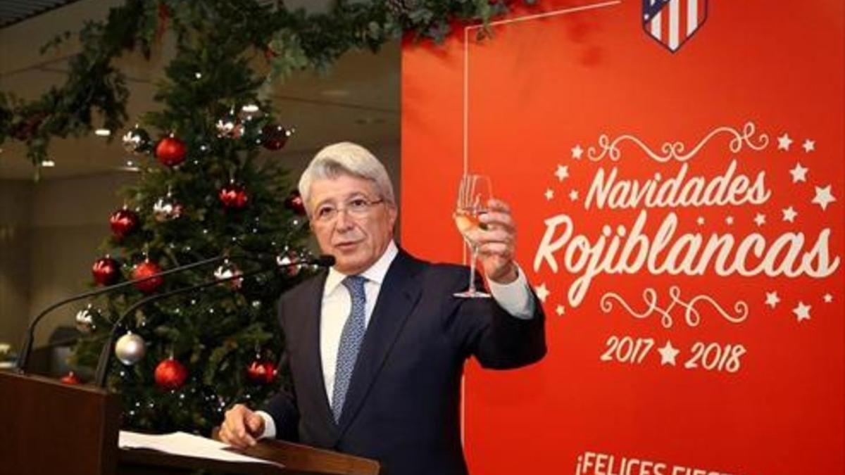 El presidente del Atlético, Enrique Cerezo, ayer, felicitando las fiestas.