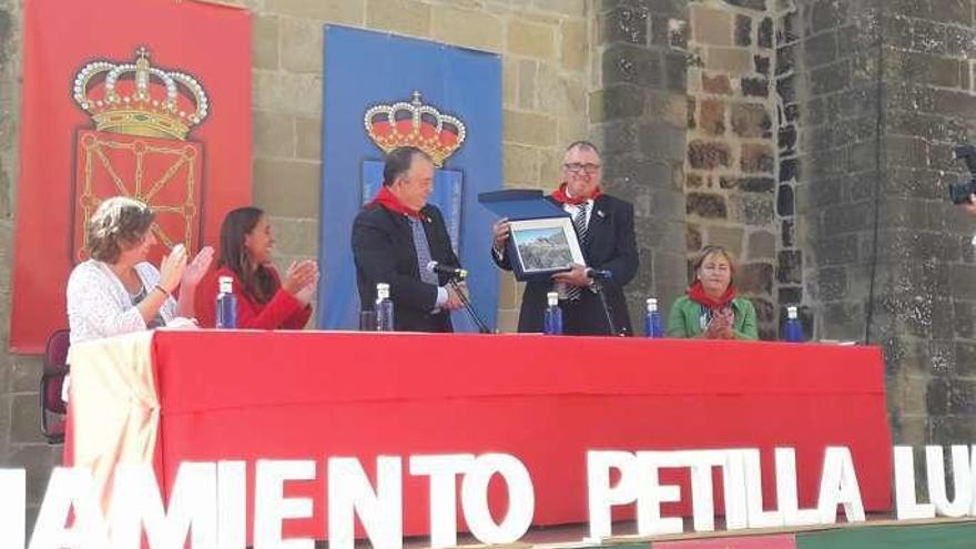 Guardado recoge en Petilla de Aragón un detalle con motivo del hermanamiento de esta localidad con Luarca.