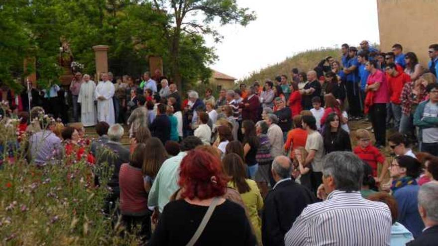 Villamayor de Campos procesiona en romería a la Virgen de Socastro