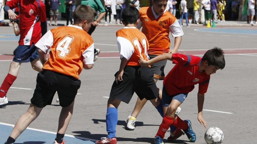 Escolares jugando al fútbol en el colegio San Antonio Abad.