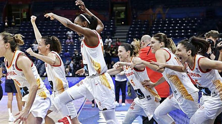 Las jugadoras de la selección española saltan a la pista para celebrar la consecución de su segundo título seguido de campeonas de Europa tras ganar a Francia en la final disputada en Belgrado.