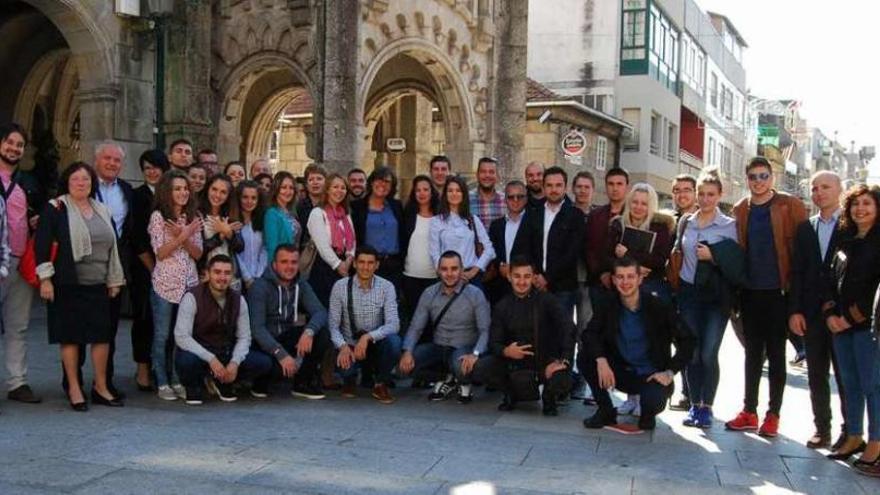 Estudiantes y profesores con la alcaldesa y la edil de Educación en la plaza del Concello. // D. P.