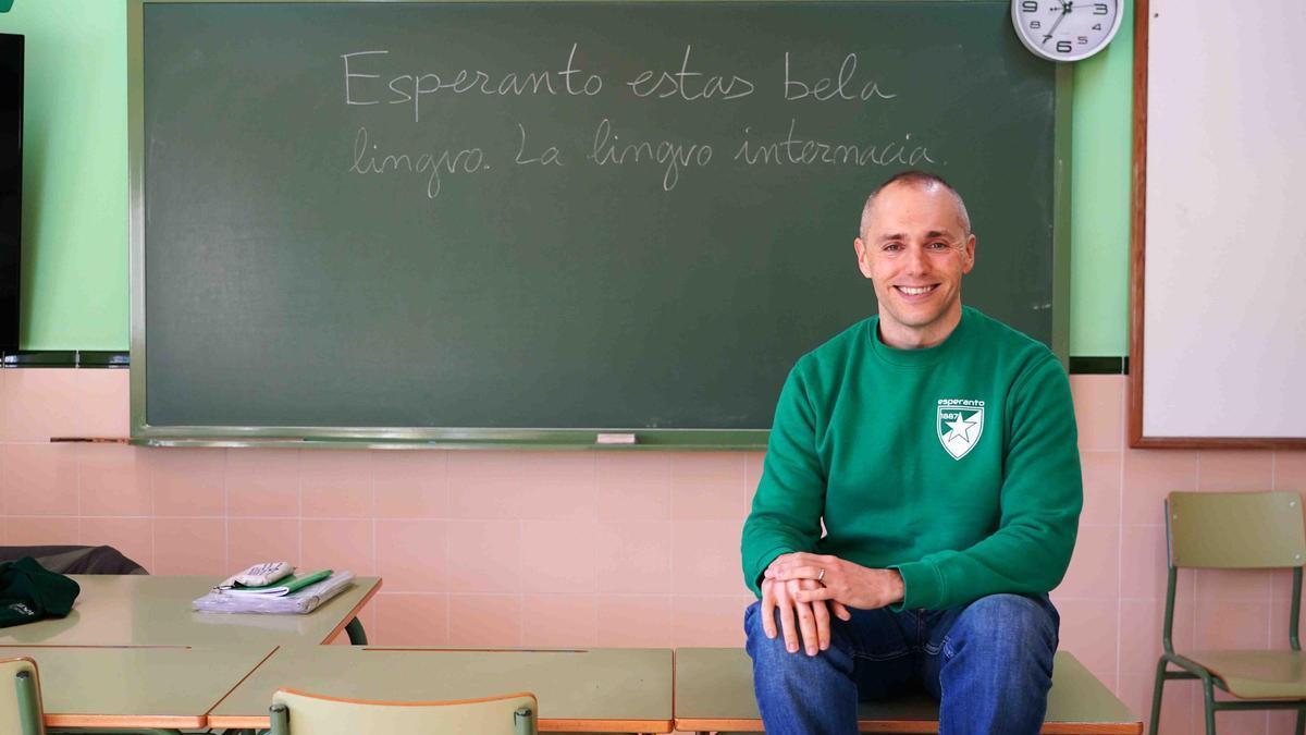 Fabián Jimenez posa en el aula donde imparte las clases de esperanto en el IES Almenara.