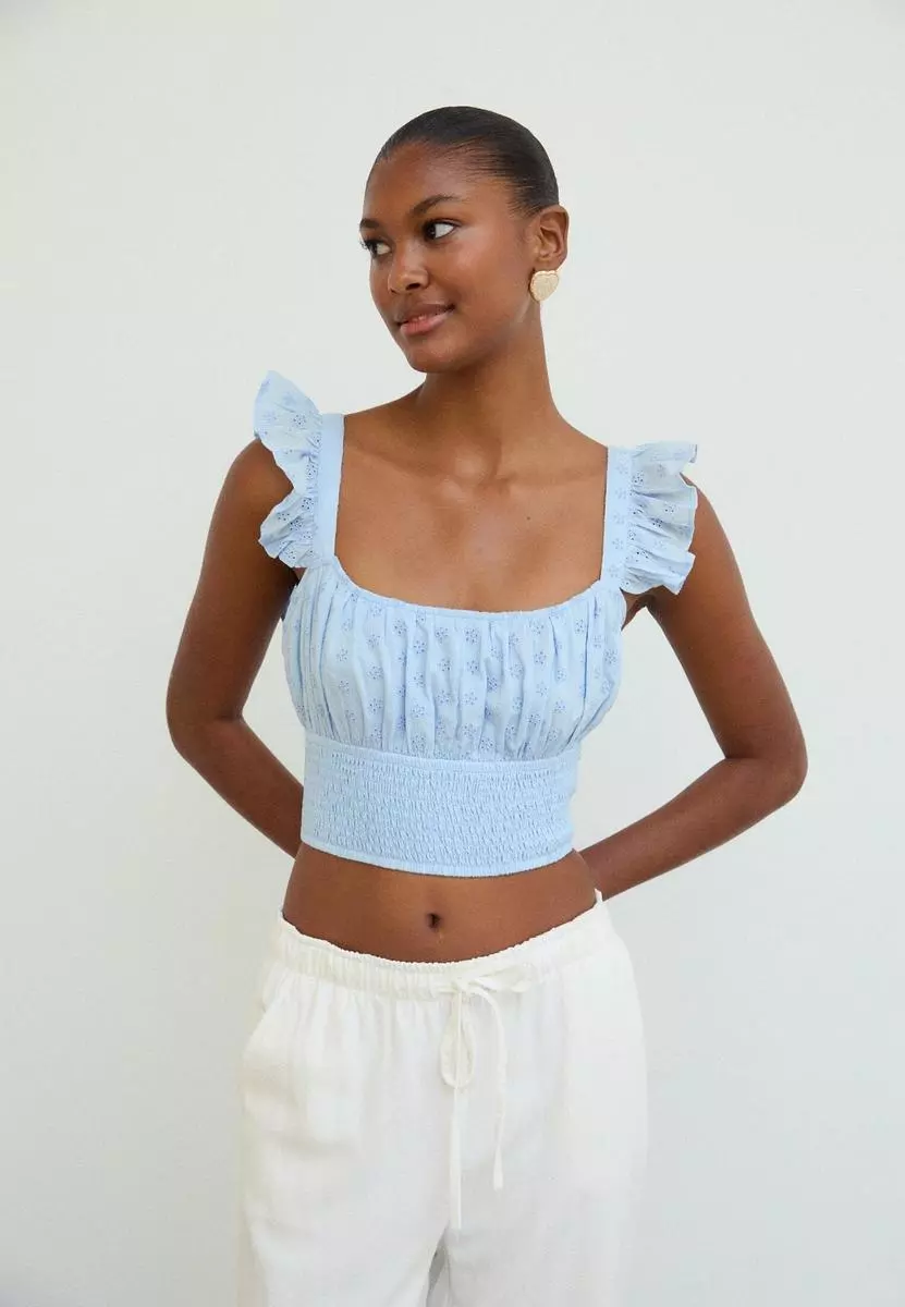 Stradivarius tiene 5 novedades en color azul verano: ¡Súmate a la tendencia estrella de la temporada! 12 Moncloa Top corto bordado: un toque romántico