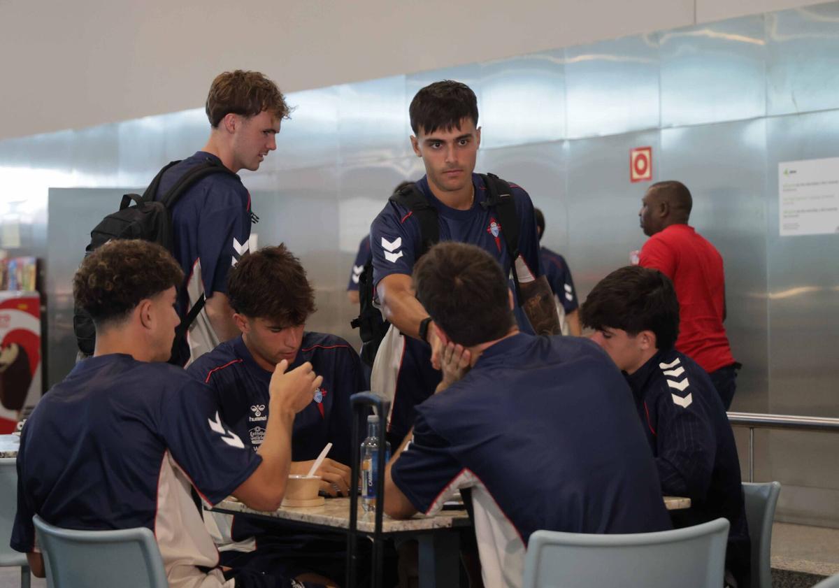 La expedición del Celta ha partido este miércoles desde el aeropuerto de Vigo para cerrar su preparación con dos amistosos contra el Sassuolo y en Nápoles La expedición del Celta ha partido este miércoles desde el aeropuerto de Vigo para cerrar su preparación con dos amistosos contra el Sassuolo y en Nápoles